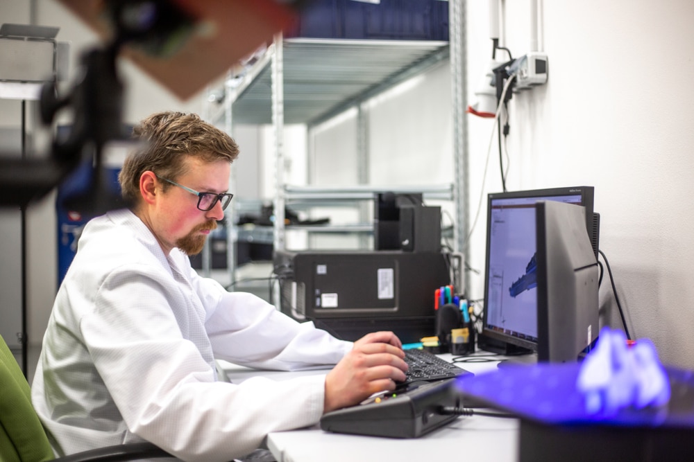 Quality,metrologist,scanning,some,moldings,by,professional,optical,3d,scanner