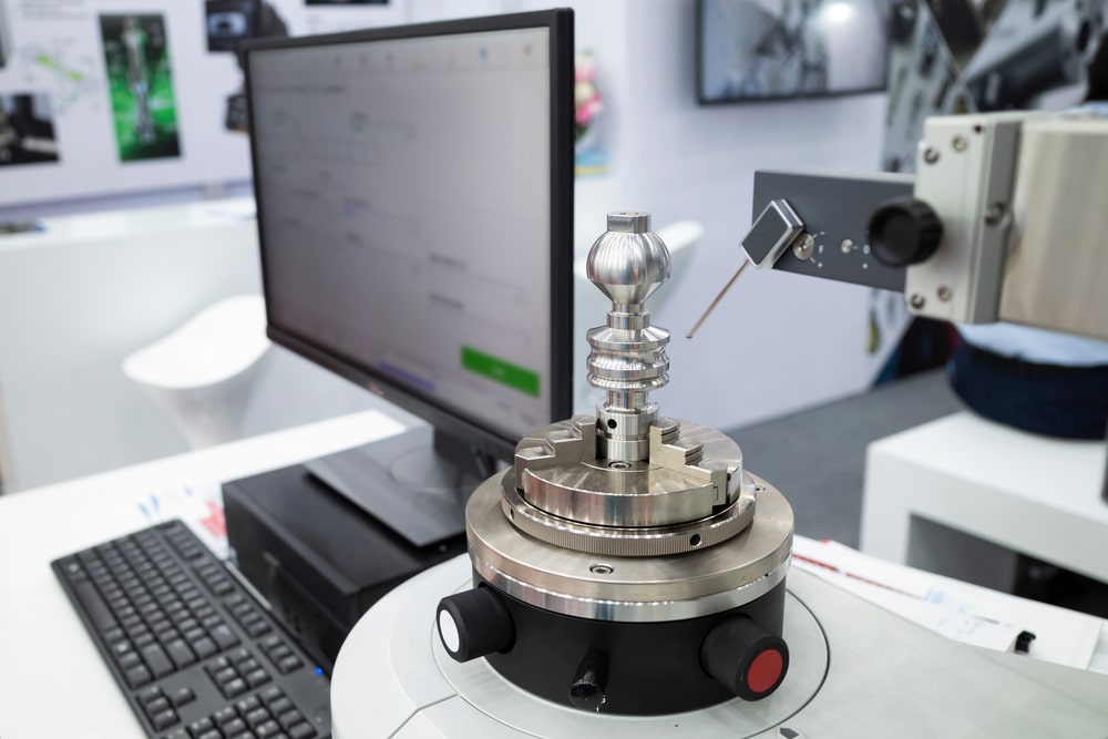 Operator,inspection,cylindrical,of,automotive,part,by,roundness,teste.,quality